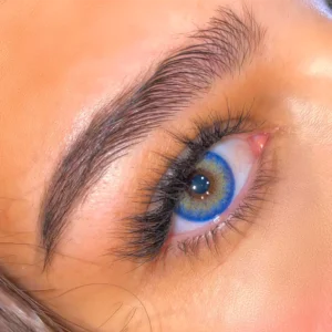 Adalya Cinderella Kollektion - Blaue Jahreslinsen für einen strahlenden Look. Modell trägt blaue farbige Jahreslinsen von Oriental Dream Lenses