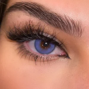 Blaue Kontaktlinse Blueberry - Intensives, strahlendes Blau für einen beeindruckenden Look. Modell trägt farbige Jahreslinsen von Oriental Dream Lenses in Blau