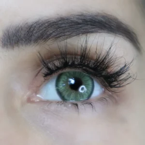 Grüne Kontaktlinse Miami Green von Oriental Dream Lenses. Modell trägt Oriental Dream Lenses farbige Kontaktlinsen in Grün