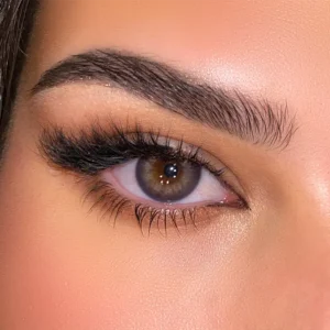 Die Valentina Kontaktlinsen von Oriental Dream Lenses in natürlichem Grau bieten einen auffälligen WOW-Effekt und höchsten Komfort. Das Set umfasst einen Behälter, eine Pinzette und einen Sauger für bequeme Pflege und Handhabung. Modell trägt dramatische farbige Jahreslinsen von Oriental Dream Lenses in natürlichem Grau